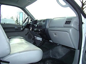 2005 FORD F650 XL SUPER DUTY 26FT BOX TRUCK WITH LIFT GATE. CAT DIESEL