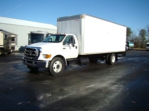 2005 FORD F650 XL SUPER DUTY 26FT BOX TRUCK WITH LIFT GATE. CAT DIESEL