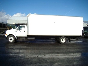 2005 FORD F650 XL SUPER DUTY 26FT BOX TRUCK WITH LIFT GATE. CAT DIESEL