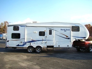 2011 North Trail 28BH Fifth Wheel by Heartland RV w/Rear Bunk Beds