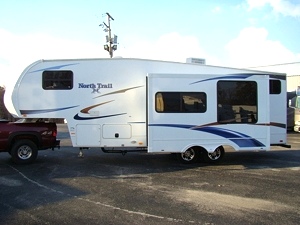 2011 North Trail 28BH Fifth Wheel by Heartland RV w/Rear Bunk Beds