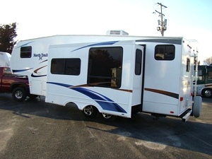 2011 North Trail 28BH Fifth Wheel by Heartland RV w/Rear Bunk Beds